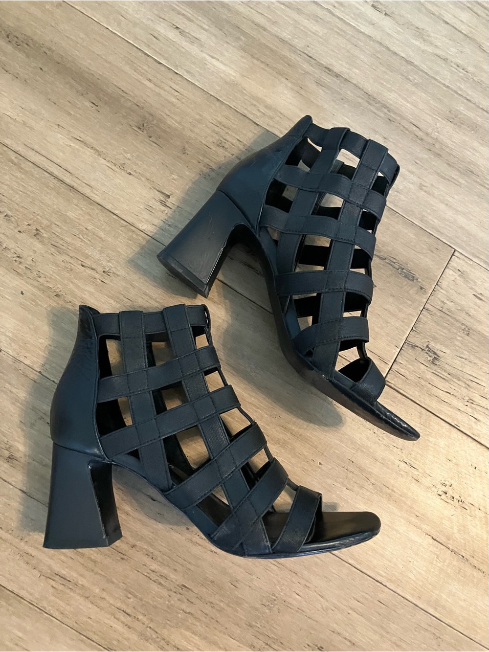 Donald Pliner black ankle strappy heels leather sole women’s shoes. Size 5.5